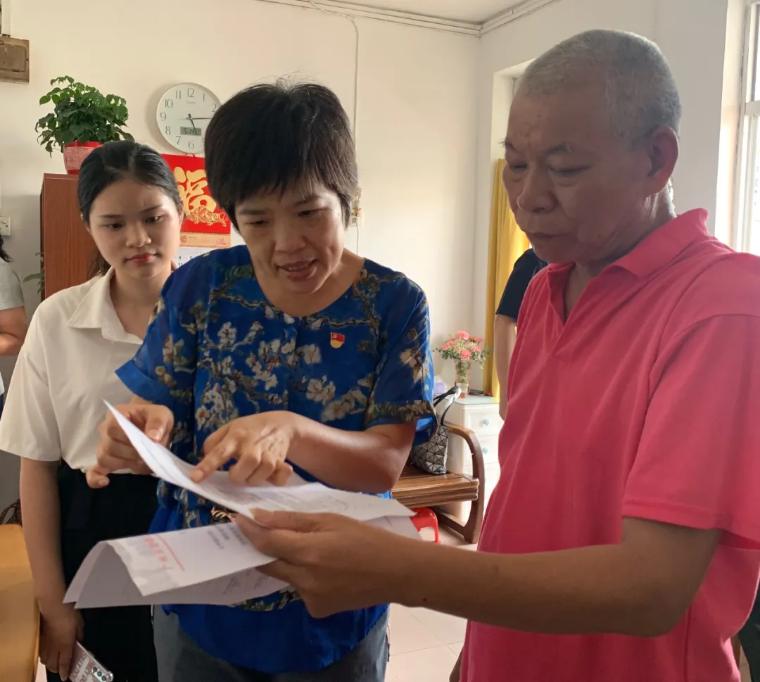 文冲街退役军人服务站“一对一”向当事人讲解如何办理申请广东省退役军人应急救助资金.png