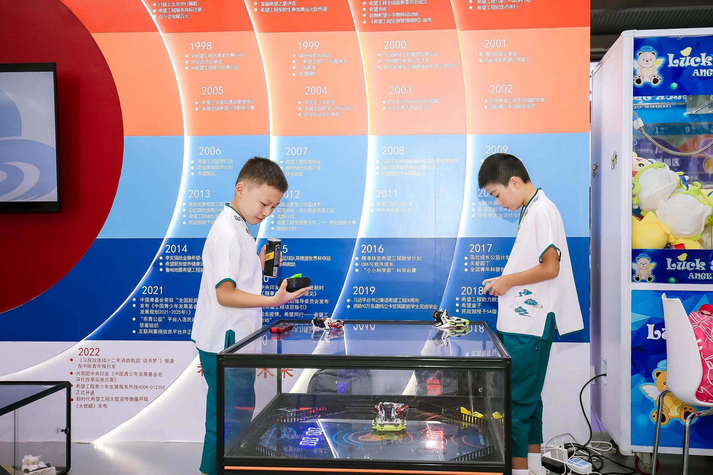“小平科技实验室”部分设施设备在慈展会现场展示，受到青少年的欢迎01.jpg