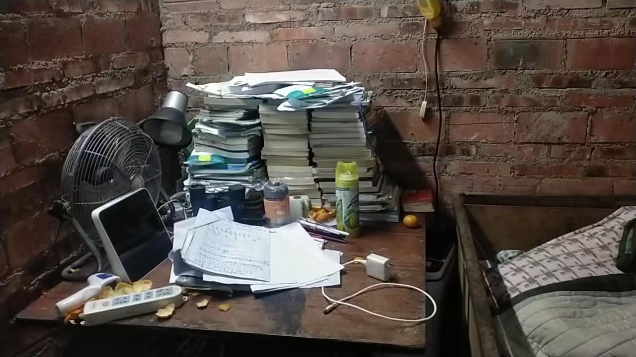 小温同学书房改造前。.jpg