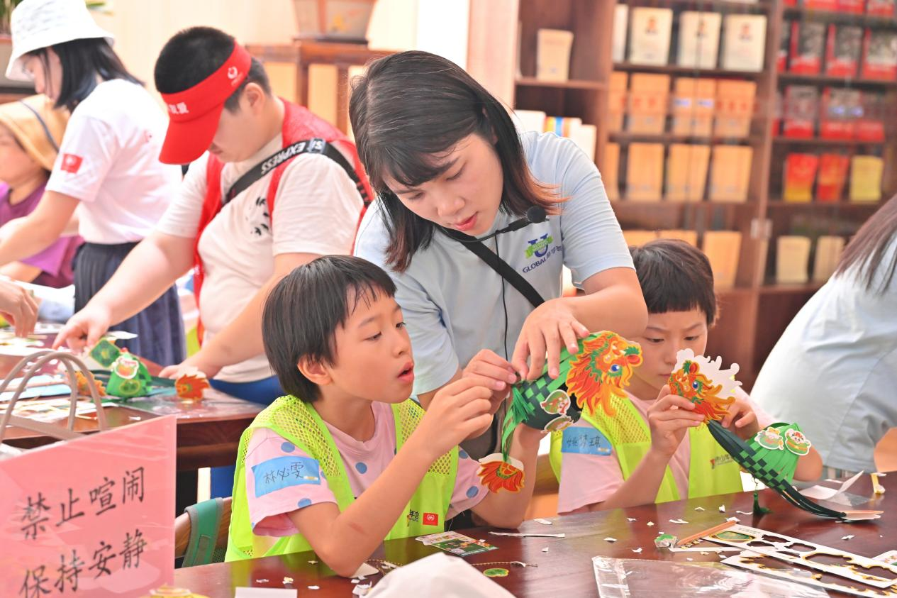 开FUN课研学课程上，孩子们动手制作龙舟.png