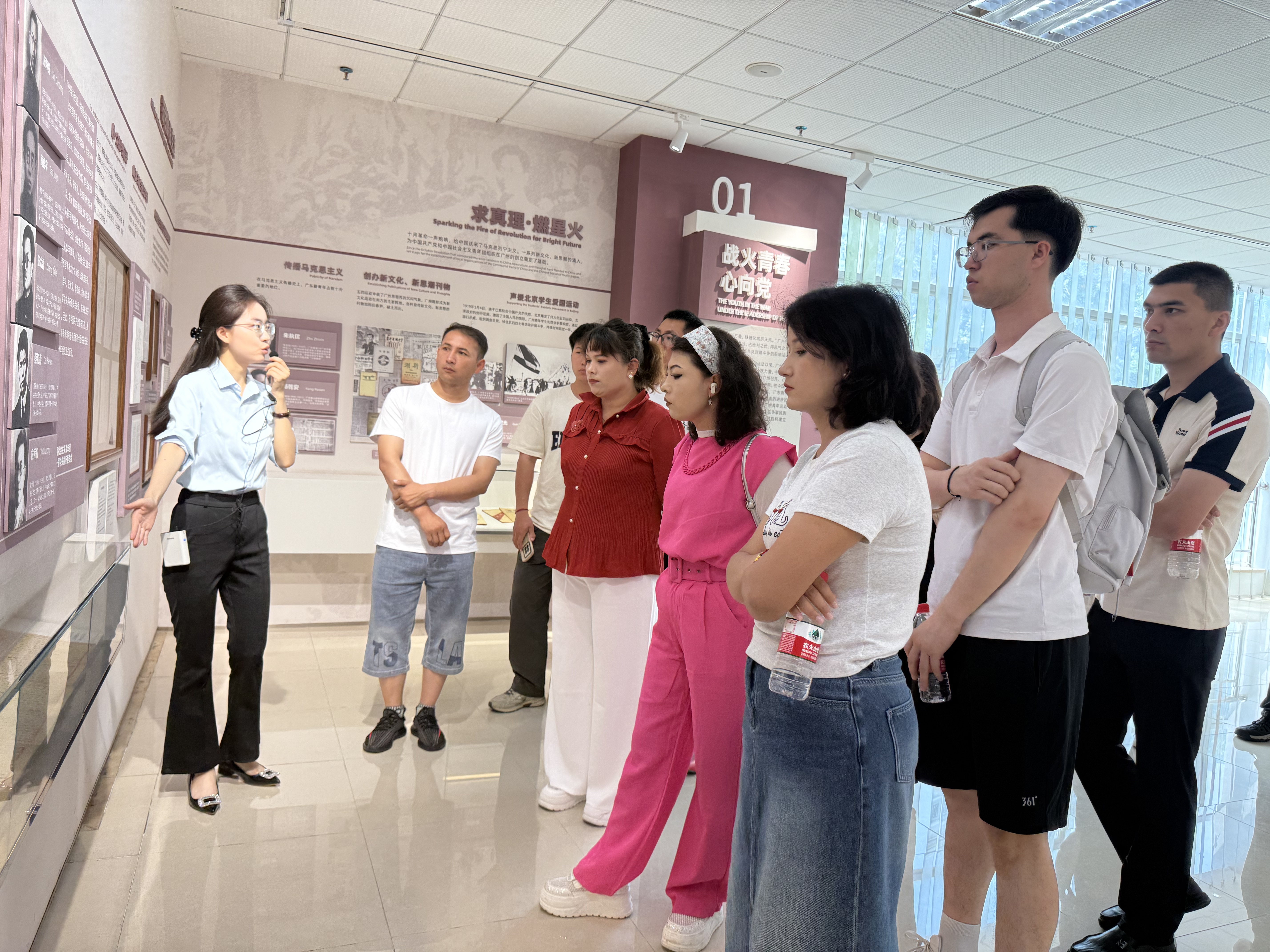 走进广州市团校参观主题展馆.jpg